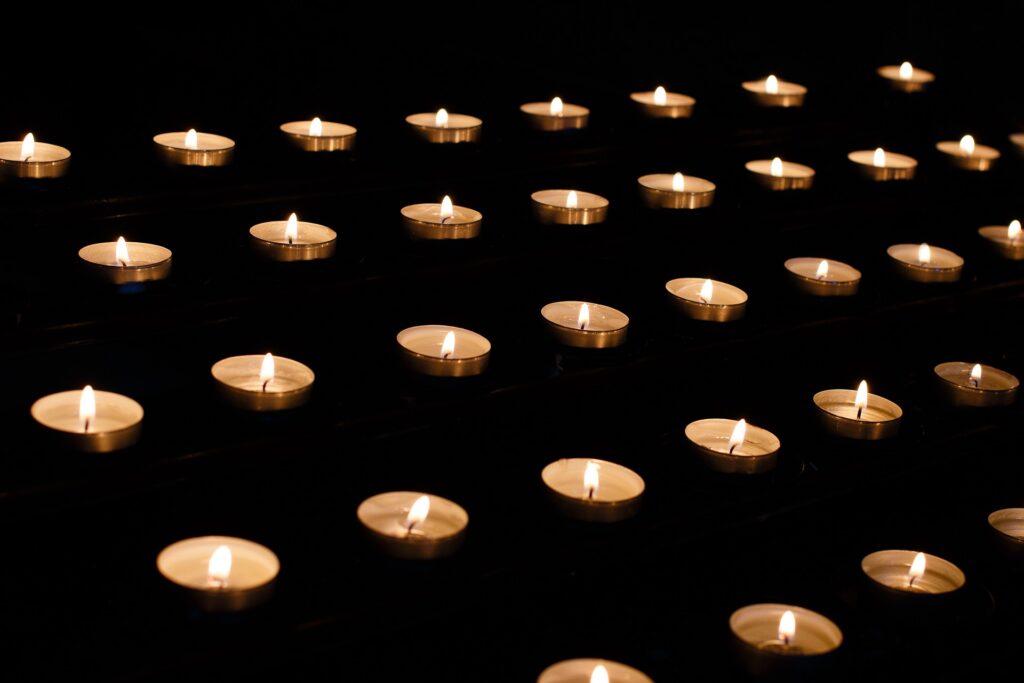 Velas na igreja que representa a união dos católicos no dízimo.