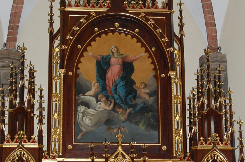 Imagem da Assunção de Nossa Senhora em uma igreja.